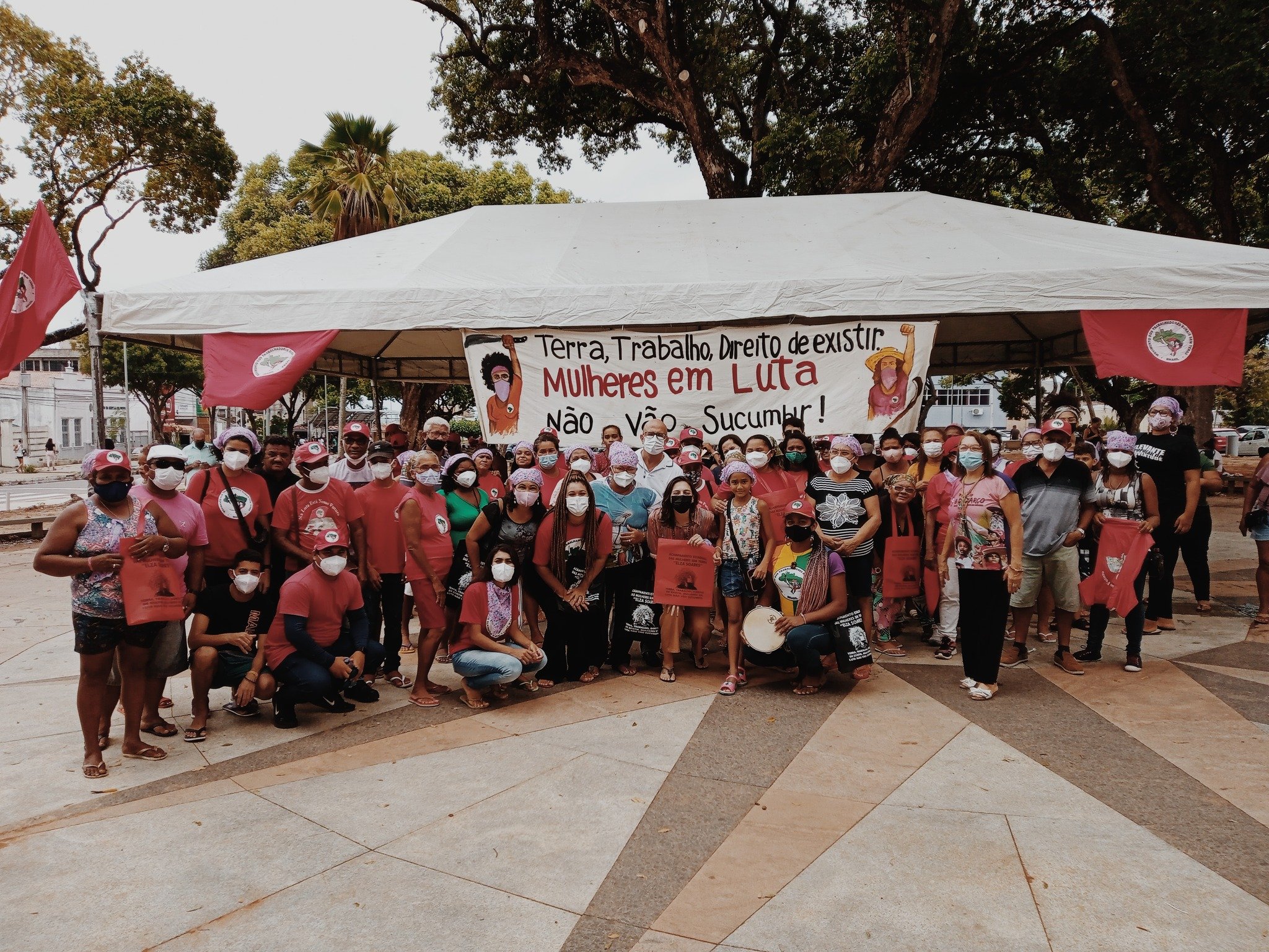 Deputada do PT recepciona mulheres do MST em acampamento montado no Centro de Natal