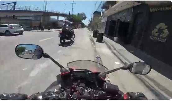 VÍDEO: Bandidos levam tiros ao tentar roubar moto sem saber que era de policial