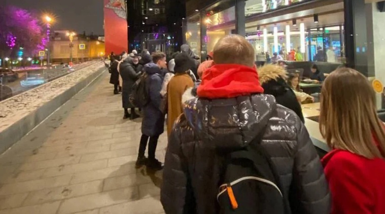 Russos fazem fila para aproveitar último dia de McDonald's no país