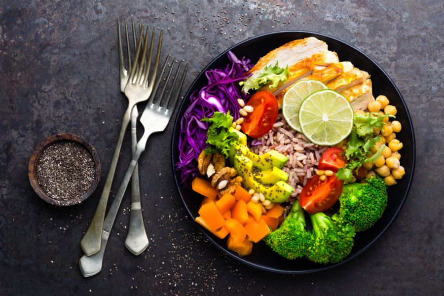 Como prevenir a depressão? Confira quais alimentos incluir e excluir da sua dieta