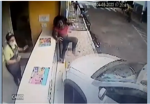 VÍDEO: Jovem ‘escala’ balcão com celular e milk-shake nas mãos para escapar de atropelamento