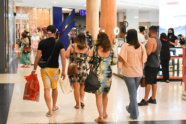 Shoppings de Natal deixam de cobrar uso de máscaras aos clientes; confira quais