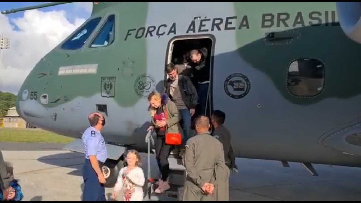 VÍDEO:  Avião da FAB chega com brasileiros resgatados da guerra da Ucrânia