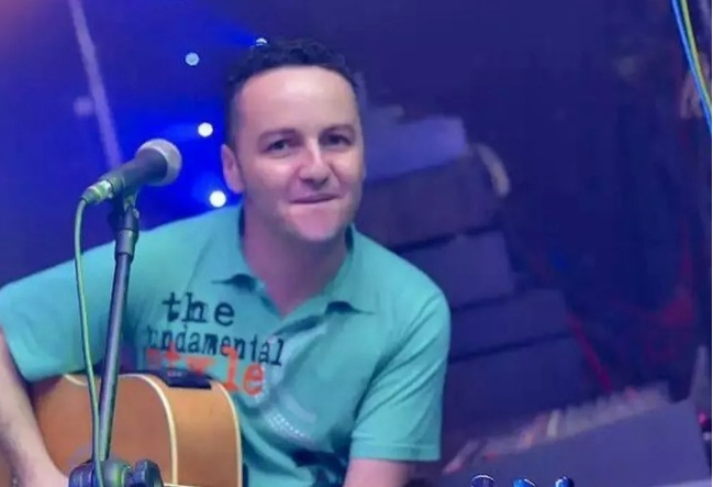 Cantor sertanejo é internado após explosão de churrasqueira com álcool durante show