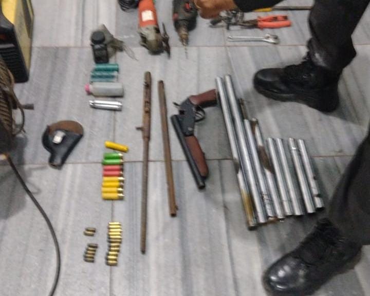 PM prende homens que 'produziam' armas caseiras para criminosos em Natal