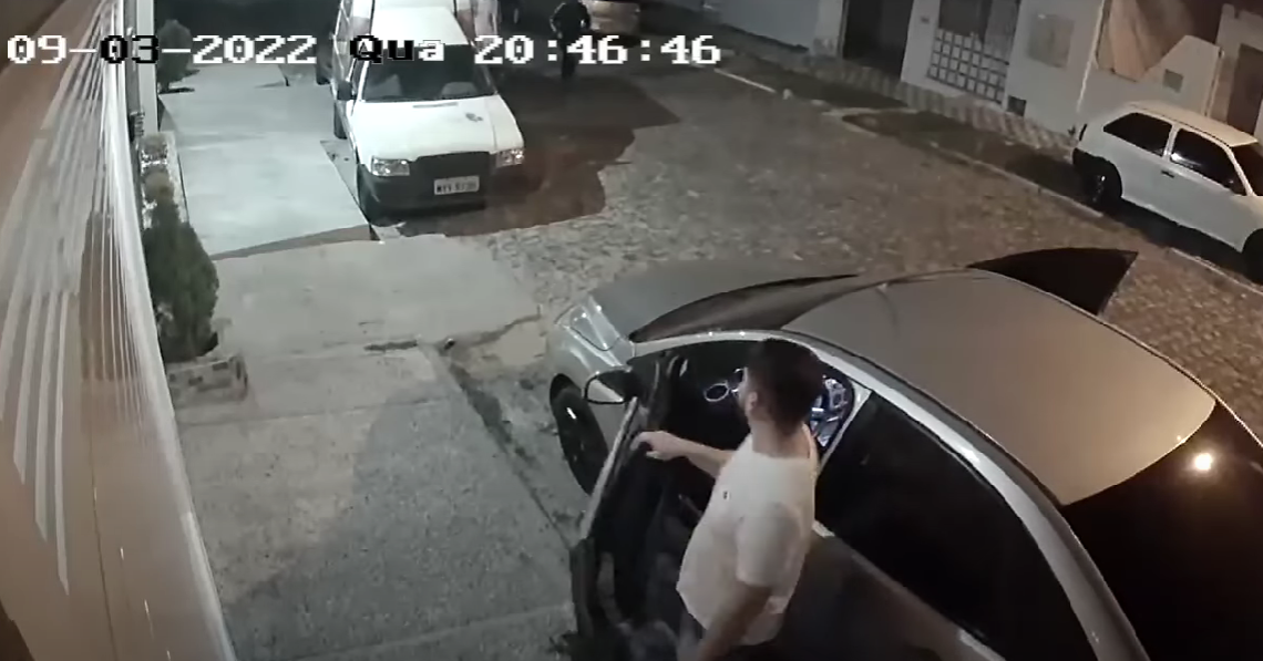 Câmeras de segurança flagram momento em que empresário é assaltado por casal na zona Norte de Natal