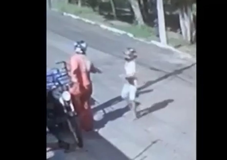 VÍDEO: Criança armada assalta entregador de água na zona Sul de Natal