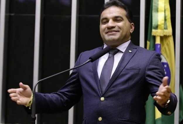 PF faz operação contra deputados federais