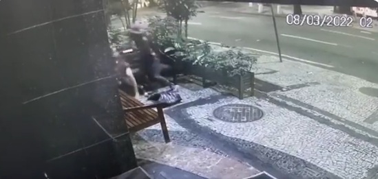 VÍDEO: Turista é atacada a facadas por assaltante no RJ