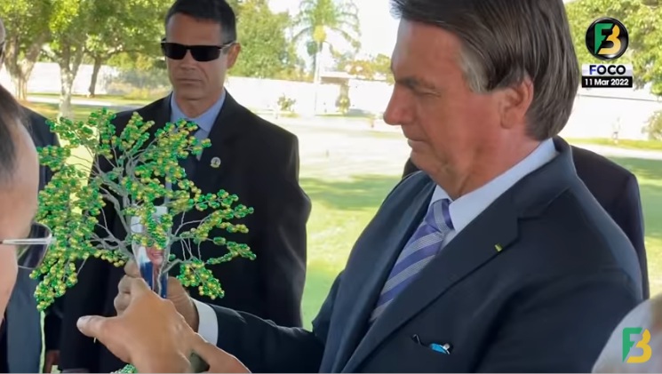 VÍDEO: Bolsonaro é surpreendido por apoiador com presente ‘inesperado’; veja o que é