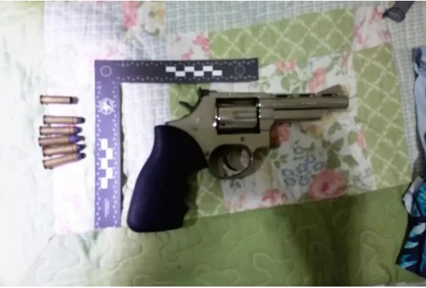 Homem é baleado pela esposa após se negar a mostrar mensagens de celular