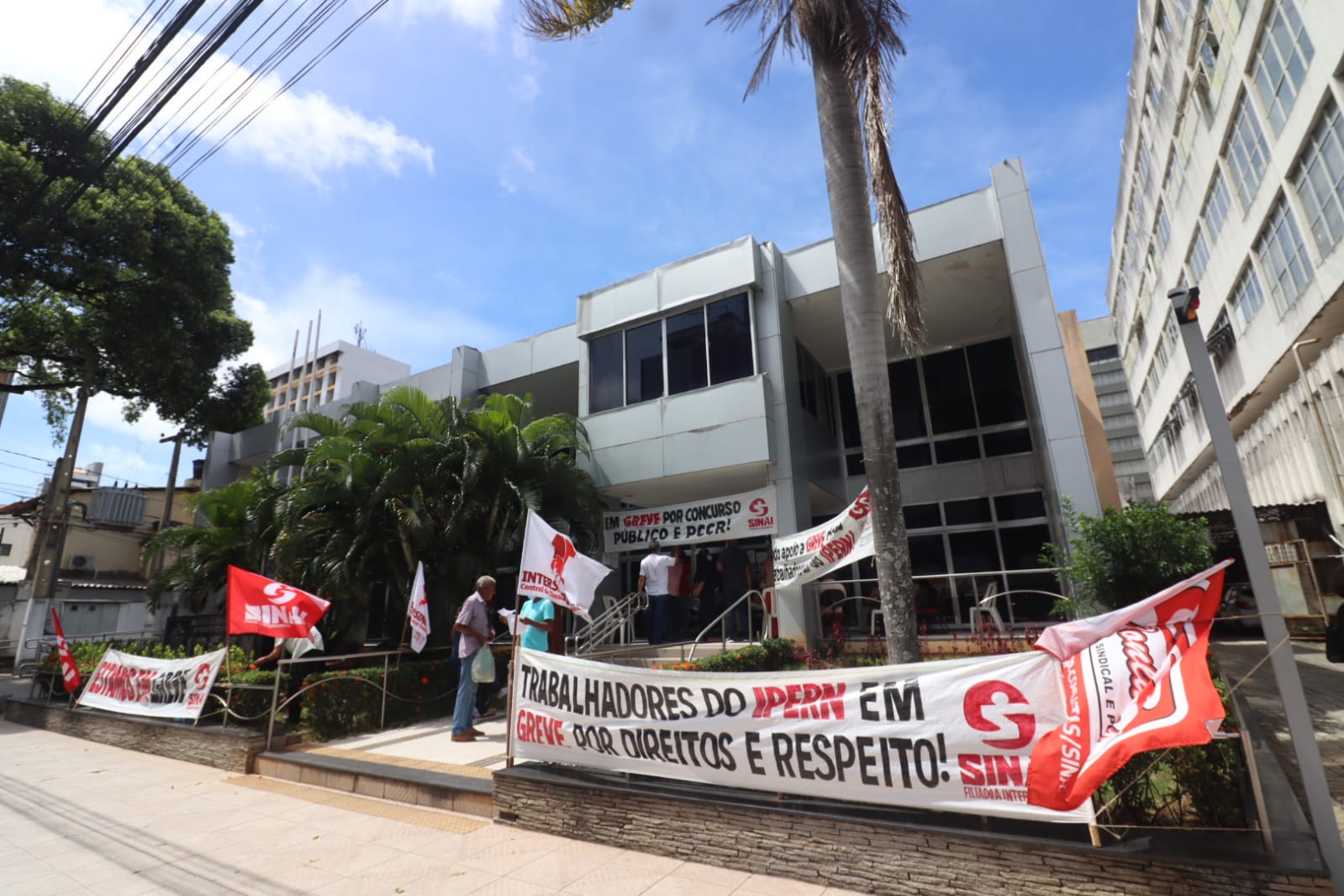 Servidores em greve aprovam moção de repúdio ao controlador geral do Governo Fátima: "desrespeitoso e ameaçador"