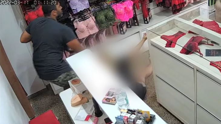 Funcionária de sex shop é arrastada durante tentativa de estupro; homem acaba espancado e morto