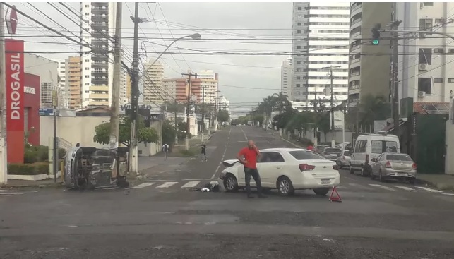 Motorista de aplicativo chora após ter carro atingido em acidente em Natal