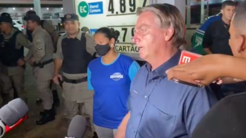 VÍDEO: Bolsonaro faz passeio noturno por cidade no interior de GO; ASSISTA