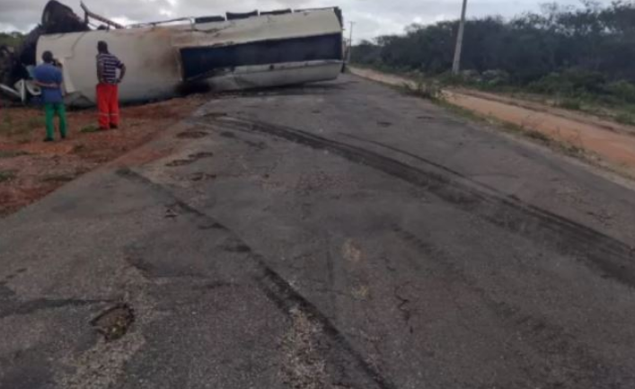 Carreta tomba na RN-401, em Guamaré, e derrama óleo na pista