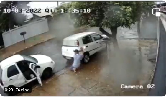 VÍDEO: Homem tenta furtar combustível de carro sugando produto com mangueira