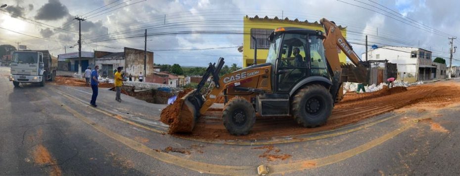 Chuva aumenta cratera e importante via de Natal volta a ser interditada