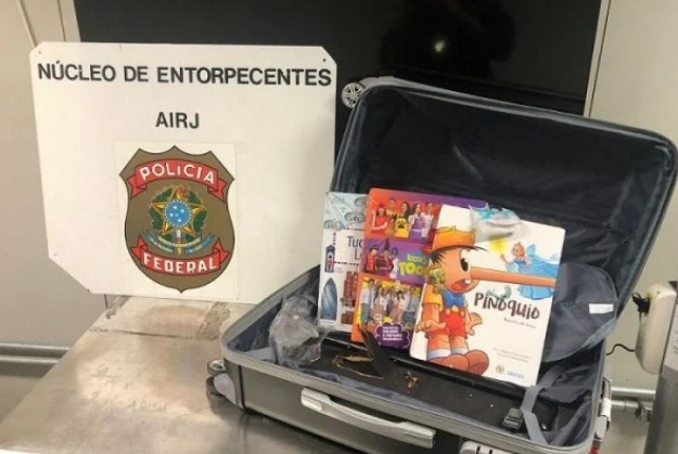 Mulher esconde 7kg de cocaína em livros infantis e é presa pela PF