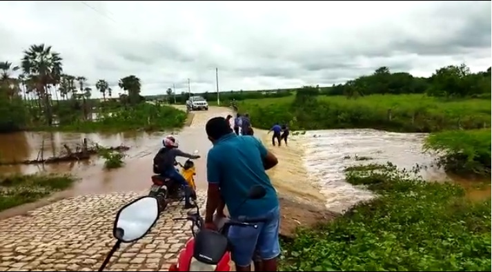 VÍDEO: Moto é puxada por correnteza formada pelas chuvas no interior do RN