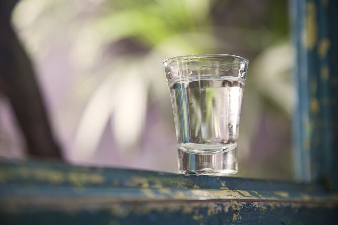 Enfermeira dá copo com cachaça a paciente internada em hospital na Bahia: “Achei que fosse água”