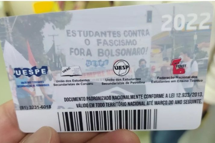 Carteira de estudante em Caruaru tem foto de Fora Bolsonaro