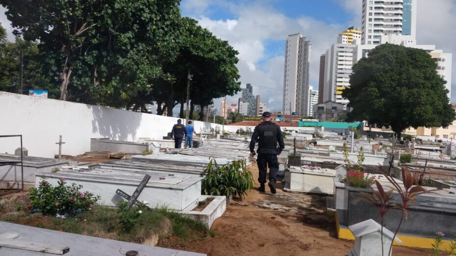 Bandidos furtam peças e depredam túmulos em Natal