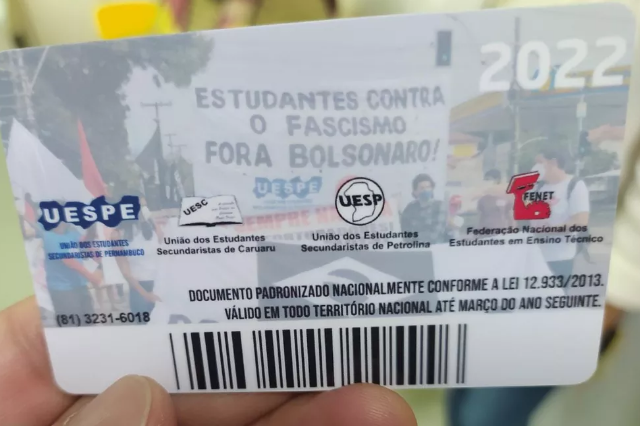 Em Caruaru, pais reclamam de foto de manifestação em carteira de estudante; órgão emissor explica escolha de imagem