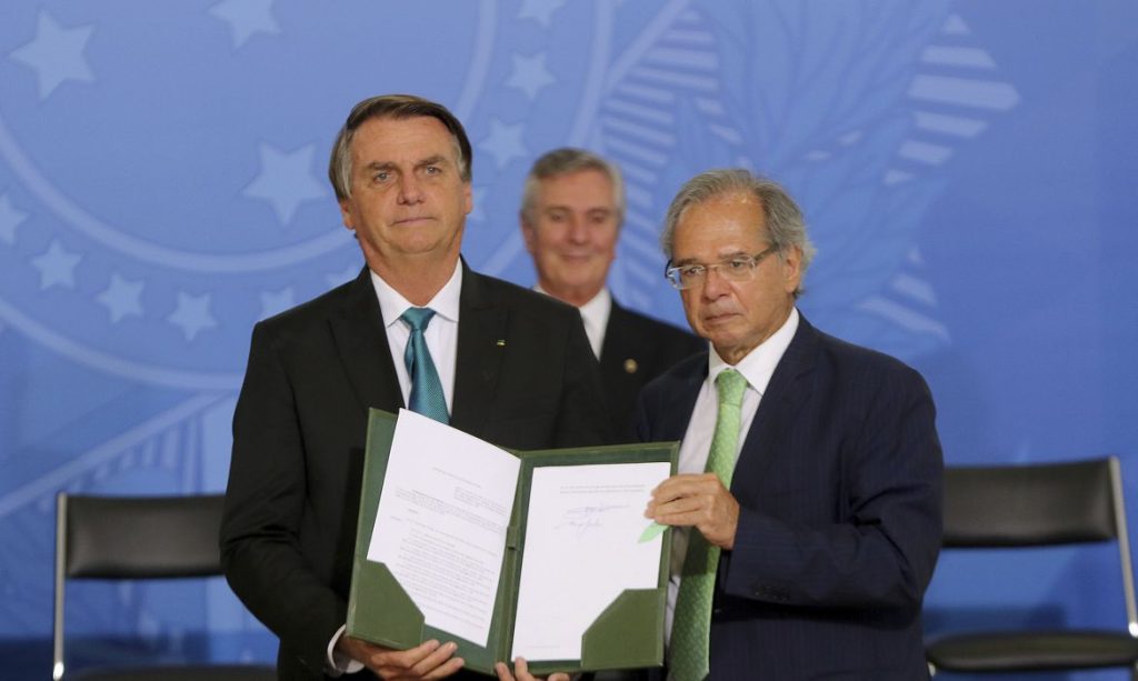 Bolsonaro assina decreto para reduzir imposto sobre câmbio