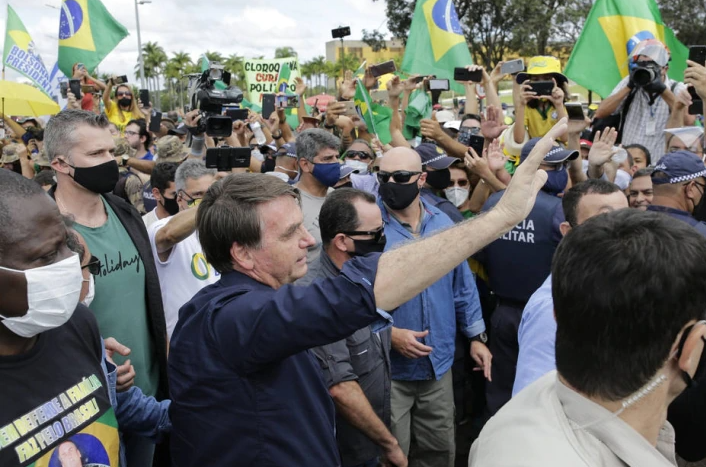 STF arquiva pedido para investigar Bolsonaro por falta de máscara e aglomerações na pandemia