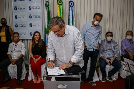 Álvaro Dias assina decreto que destina R$ 12 milhões para a cultura