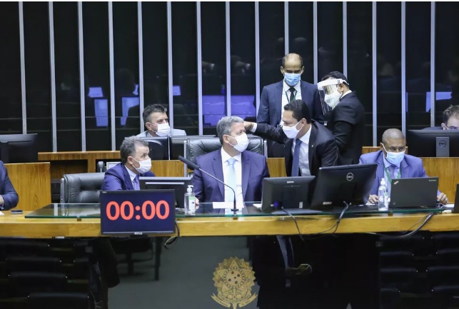 Arthur Lira revoga uso obrigatório de máscara na Câmara