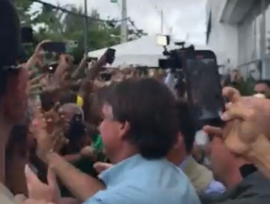 VÍDEO: Bolsonaro é recebido por multidão em Salvador