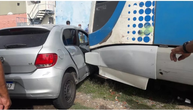 Carro é atingido na linha do trem em Natal