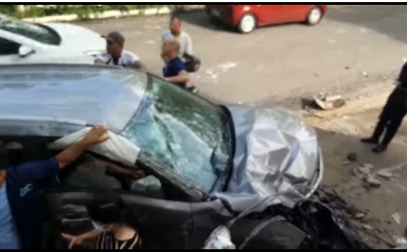 VÍDEO: Mulher passa mal dirigindo e bate carro em muro de prédio em Natal