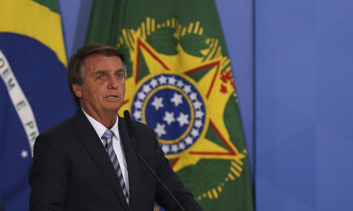 Rejeição de Bolsonaro entre pessoas que recebem auxílio despenca e aprovação decola