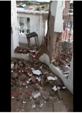 VÍDEO: Raio destrói torre de igreja no RN