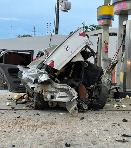 Imagens impressionantes mostram momento em que cilindro de gás explode e destrói carro em posto de gasolina