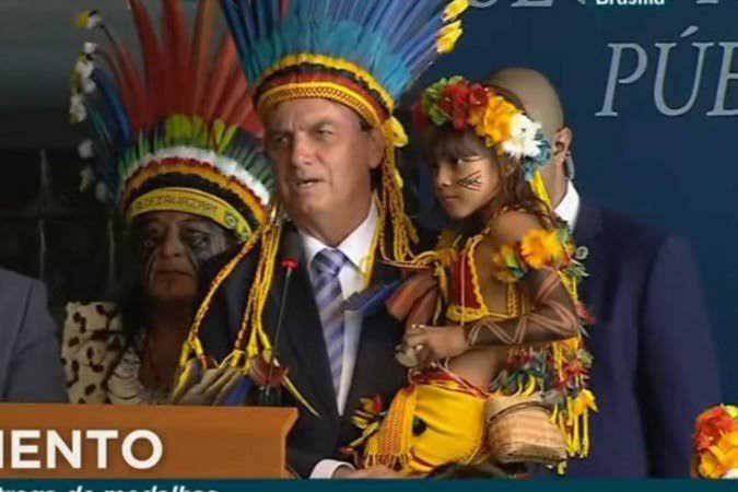 VÍDEO: De cocar, Bolsonaro recebe medalha do mérito indigenista, honraria para quem trabalha pelos indígenas