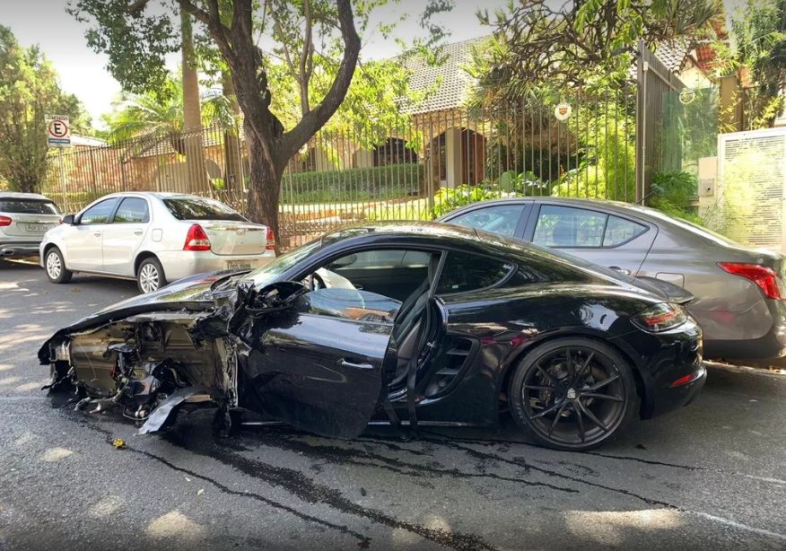 Empresário em Porsche, com suspeita de embriaguez, bate em carros em região nobre e deixa veículo destruído