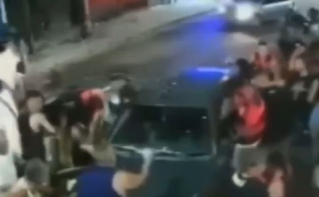 VÍDEO: Motorista atropela grupo de pessoas em bar, é agredido e tem carro depredado