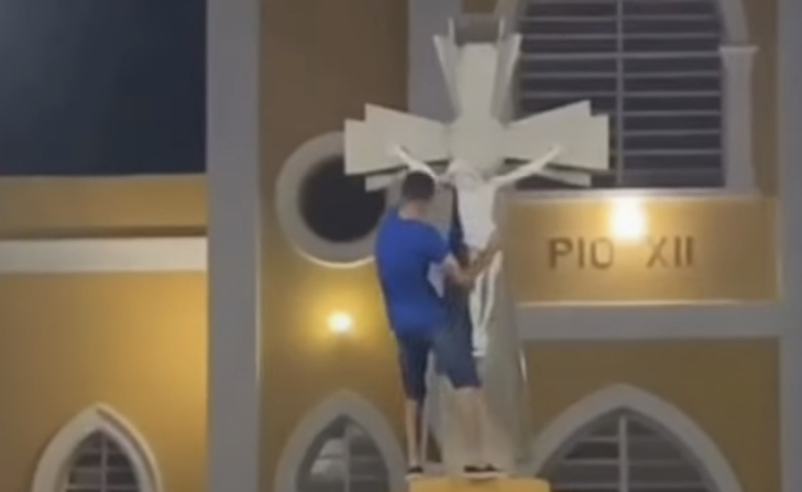 VÍDEO: Jovem rebola e dá “sarrada” em imagem de Jesus Cristo no interior do RN