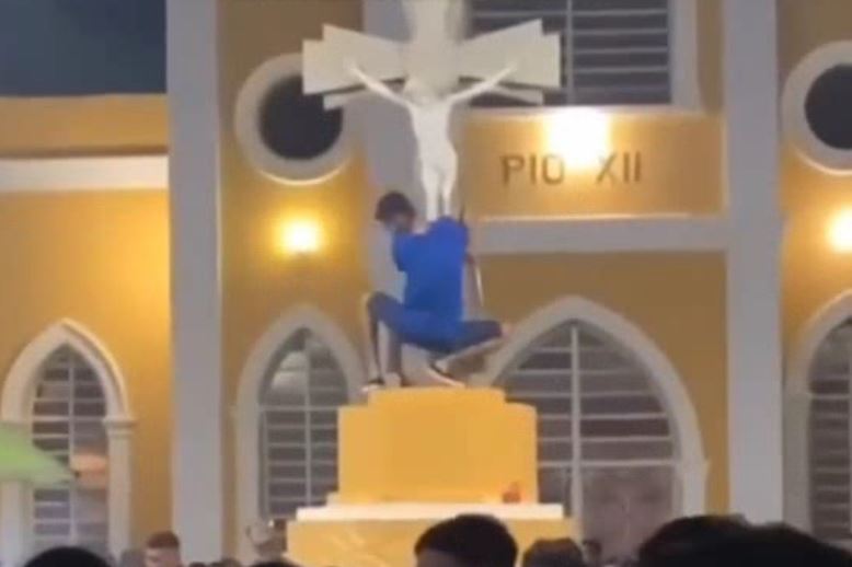 Jovem é ameaçado de morte e passa mal após vídeo "sarrando" em imagem de Jesus Cristo; ASSISTA