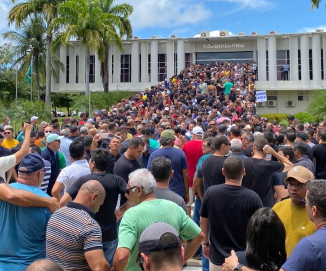 VÍDEO: Policiais militares protestam em frente à Governadoria; ASSISTA