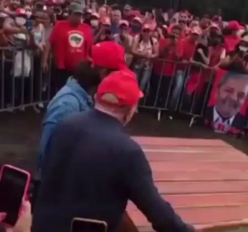 VÍDEO: Lula dá chilique após ver estrutura de palanque para discurso a membros do MST