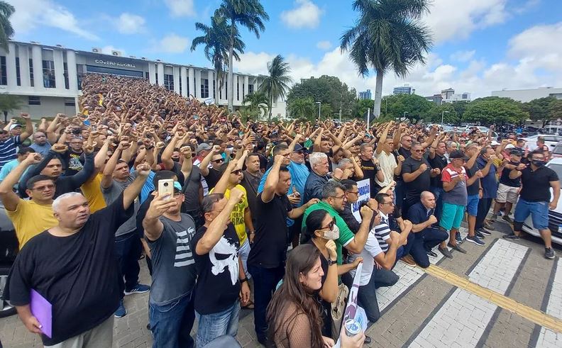 Sargento da PM passa mal e morre durante protesto em frente à Governadoria