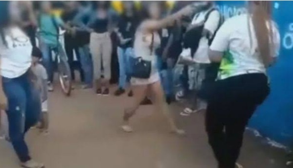 VÍDEO: Jovem aponta arma para cabeça de aluna durante briga em porta de escola