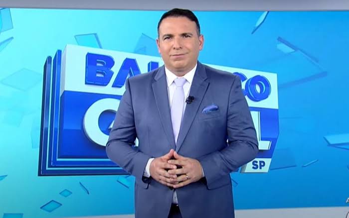 Apresentador passa mal e é retirado de maca da Record TV