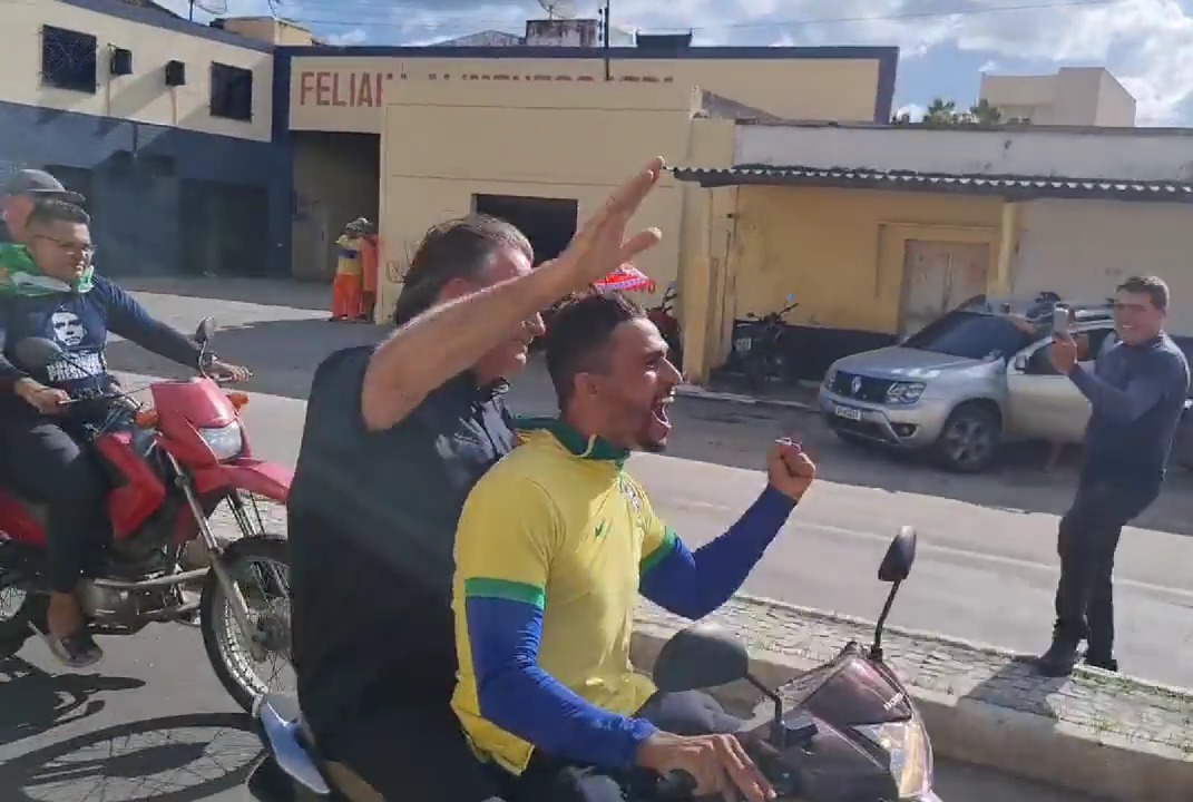 VÍDEO: Bolsonaro pega carona em Moto-táxi no Ceará