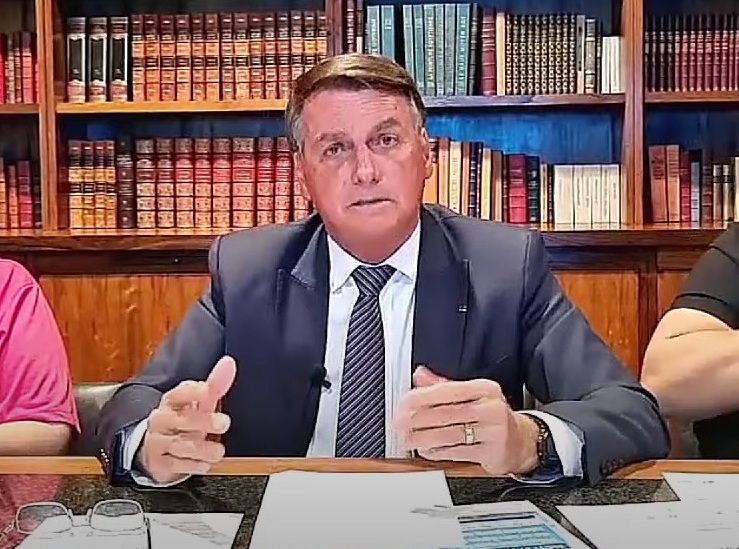 VÍDEO: Bolsonaro diz que Milton Ribeiro é alvo de ‘covardia’ e afirma ‘Boto a minha cara no fogo por ele'